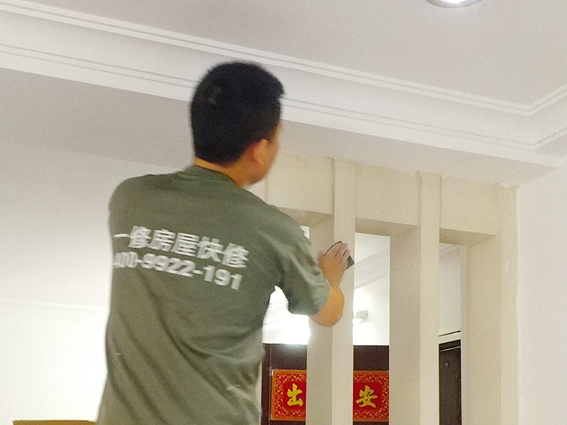 客廳隔斷安裝噴漆：第一步：對表面進行刮膩子打du磨處理，要zhi求達到使表面無坑點和凸起，dao手感平滑；第二步：清潔，將粉塵等徹底清理干凈；第三補：噴漆，要求均勻。最好是橫三豎三，即噴漆時橫向噴三道豎向噴三道