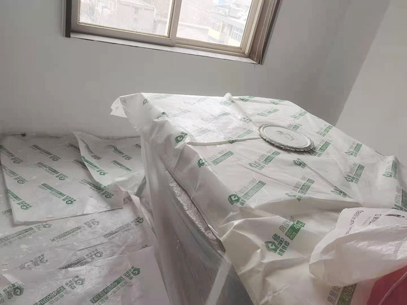 辦公室成品保護(hù)：各種裝修物料的進(jìn)場以及各種建筑裝修垃圾的清理，都會(huì)經(jīng)過入戶門，這些物品在搬運(yùn)的過程中，難免會(huì)和入戶門發(fā)生磕碰，造成入戶門的磕碰劃傷，所以，第一個(gè)需要做好成品保護(hù)的地方就是入戶門。做法：在裝修開工前直到家具進(jìn)場期間，都需要對入戶門進(jìn)行保護(hù)！可以使用成品保護(hù)膜將門包裹。 在進(jìn)行木門、櫥柜、家具等的相關(guān)的安裝或組裝的過程中，成品保護(hù)主要體現(xiàn)在兩個(gè)方面：一是原有的墻面、地面裝飾的保護(hù)，盡量避免因?yàn)檫@些安裝工程對已裝的部分造成破壞；二是安裝的物品本身的保護(hù)，注意不要在安裝過程中造成磕碰、劃傷等損傷。 好處：1.美觀；2.避免后期刮膩?zhàn)拥蔚焦褡由希?.避免后期安裝碰到，導(dǎo)致油漆脫落和刮痕；4.防塵。