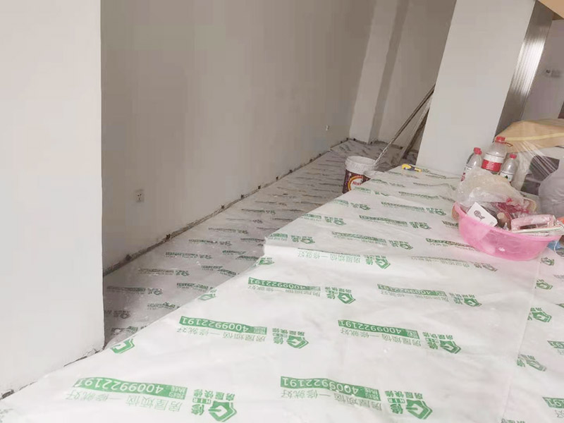 辦公室成品保護(hù)：各種裝修物料的進(jìn)場以及各種建筑裝修垃圾的清理，都會(huì)經(jīng)過入戶門，這些物品在搬運(yùn)的過程中，難免會(huì)和入戶門發(fā)生磕碰，造成入戶門的磕碰劃傷，所以，第一個(gè)需要做好成品保護(hù)的地方就是入戶門。做法：在裝修開工前直到家具進(jìn)場期間，都需要對入戶門進(jìn)行保護(hù)！可以使用成品保護(hù)膜將門包裹。 在進(jìn)行木門、櫥柜、家具等的相關(guān)的安裝或組裝的過程中，成品保護(hù)主要體現(xiàn)在兩個(gè)方面：一是原有的墻面、地面裝飾的保護(hù)，盡量避免因?yàn)檫@些安裝工程對已裝的部分造成破壞；二是安裝的物品本身的保護(hù)，注意不要在安裝過程中造成磕碰、劃傷等損傷。 好處：1.美觀；2.避免后期刮膩?zhàn)拥蔚焦褡由希?.避免后期安裝碰到，導(dǎo)致油漆脫落和刮痕；4.防塵。