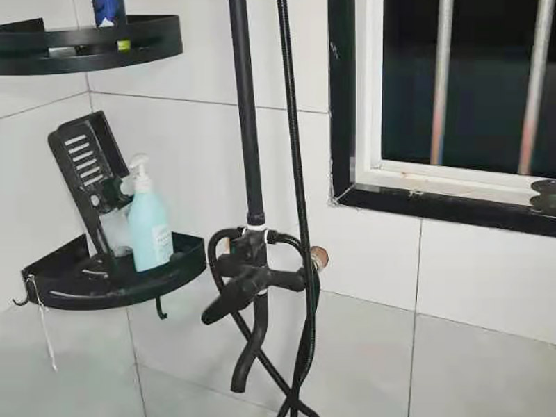 花灑角閥維修：首先關水管總閘，讓斷掉處的水管內的水流干。可以看到斷在里面的“外絲斷頭管”，在斷頭管的一處固定好鋸條在斷頭管內壁的位置，用手來回鋸，根據斷頭管的壁厚，為了防止鋸壞外層的內絲直接，在快要鋸到外層的“內絲直接”時，拿出鋸條，大概鋸10分鐘左右就差不多了。 查看內絲接頭是否完好無開裂,如果有開裂先更換內絲接頭,也可加膠墊解決漏水問題;接頭沒問題,直接更換一個新角閥即可,角閥并不貴,建議要購買銅質角閥。