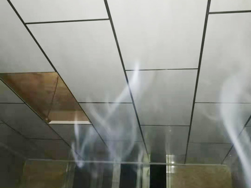 集成吊頂安裝：在鉆孔內旋入膨脹管螺桿，保證吊頂與屋頂之間的夾層高度大于25厘米，螺桿與天花板的連接是整個吊頂的安裝基礎，螺桿必須與天花板保持垂直并固定住，各個螺桿務必保持平行，通常使用六根螺桿便可承擔起整個集成吊頂的重量。 龍骨搭建完成、油煙機口預留好就可以安裝扣板了，要先將扣板四邊的膜掀起，不用完全撕掉可以按照膜上的箭頭進行同方向安裝。