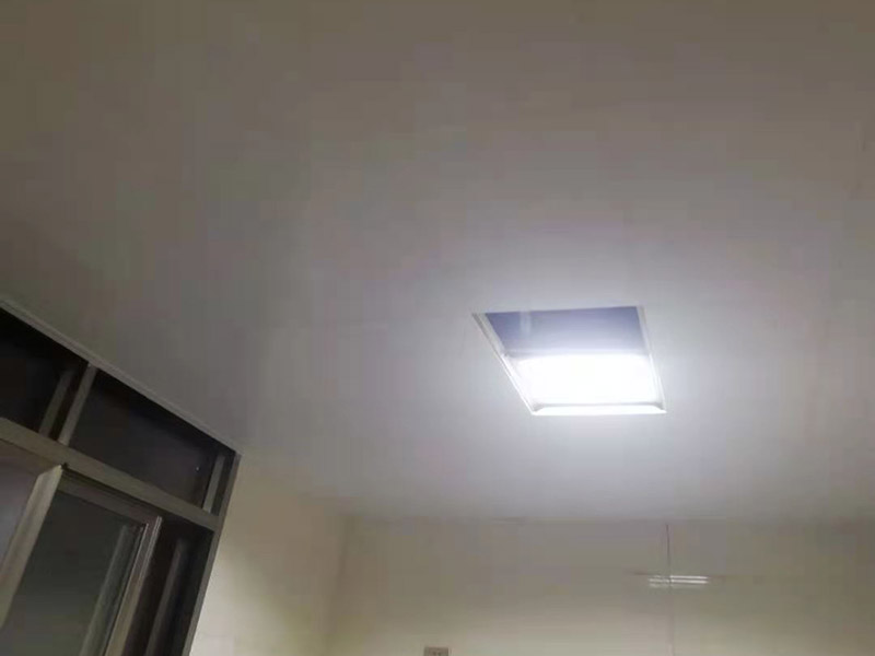 集成吊頂安裝：在鉆孔內旋入膨脹管螺桿，保證吊頂與屋頂之間的夾層高度大于25厘米，螺桿與天花板的連接是整個吊頂的安裝基礎，螺桿必須與天花板保持垂直并固定住，各個螺桿務必保持平行，通常使用六根螺桿便可承擔起整個集成吊頂的重量。 龍骨搭建完成、油煙機口預留好就可以安裝扣板了，要先將扣板四邊的膜掀起，不用完全撕掉可以按照膜上的箭頭進行同方向安裝。