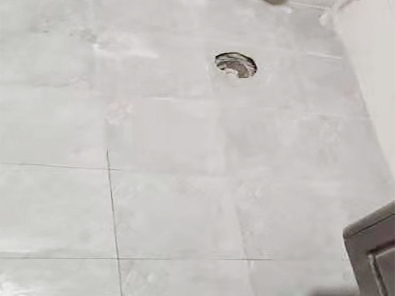衛(wèi)生間防水貼磚裝修:首先就要搞清楚，防水不是只做一遍就可以的。一般的防水施工要做2到3遍，而且防水的順序也是有講究的，比如，要先做完墻面防水再貼墻磚，其次才可以做地面防水，再貼地磚。因?yàn)榈孛娼?jīng)常會踩來踩去，地面防水如果先做了會很容易踩壞。