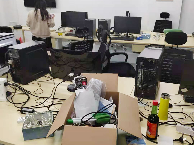 辦公室電路排線改造:首先，要想實(shí)現(xiàn)辦公室電腦和相關(guān)辦公設(shè)備信息接口的連網(wǎng)，并保證其可靈活使用性，使用穩(wěn)定性，臨時(shí)使用性，外觀美觀性。信息點(diǎn)的多少以及以后出現(xiàn)問題能否便于維護(hù)是進(jìn)行辦公室網(wǎng)絡(luò)布線必需要考慮的因此，而辦公室布線作為用戶的最終使用的信息點(diǎn)(信息插座)墻上安放的位置、使用是否方便。 然后是辦公室強(qiáng)弱電線的布置，辦公室里強(qiáng)弱電(電力電源和圖象、數(shù)據(jù)、語(yǔ)音)線路的走向等因素都是規(guī)劃與設(shè)計(jì)的范圍之中，因此辦公室布線網(wǎng)絡(luò)，細(xì)節(jié)決定成敗。 最后是辦公室裝修布線需要滿足各種不同模擬或數(shù)字信號(hào)的傳輸需求。