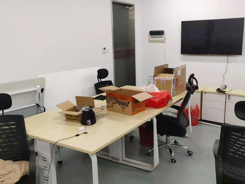 辦公室電路排線改造:首先，要想實(shí)現(xiàn)辦公室電腦和相關(guān)辦公設(shè)備信息接口的連網(wǎng)，并保證其可靈活使用性，使用穩(wěn)定性，臨時(shí)使用性，外觀美觀性。信息點(diǎn)的多少以及以后出現(xiàn)問題能否便于維護(hù)是進(jìn)行辦公室網(wǎng)絡(luò)布線必需要考慮的因此，而辦公室布線作為用戶的最終使用的信息點(diǎn)(信息插座)墻上安放的位置、使用是否方便。 然后是辦公室強(qiáng)弱電線的布置，辦公室里強(qiáng)弱電(電力電源和圖象、數(shù)據(jù)、語(yǔ)音)線路的走向等因素都是規(guī)劃與設(shè)計(jì)的范圍之中，因此辦公室布線網(wǎng)絡(luò)，細(xì)節(jié)決定成敗。 最后是辦公室裝修布線需要滿足各種不同模擬或數(shù)字信號(hào)的傳輸需求。
