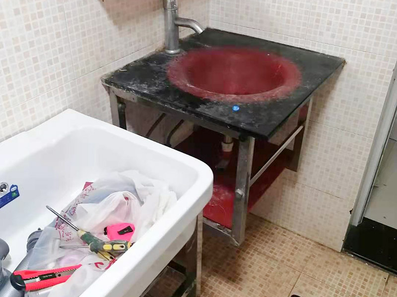 浴室柜更換安裝：掛墻式浴室柜主柜安裝方法，但是按柜子掛鐵片的孔位、孔距，量出孔在墻面上的位置。用沖擊鉆在墻面上打孔，再用已有的爆炸螺絲把柜子安裝在墻上。還有用水平尺測(cè)量柜子是否安裝水平，再把臺(tái)面盆放在柜子上面。浴室柜一般距離地面的高度是80cm-85cm，根據(jù)使用人的身高和習(xí)慣可以略做調(diào)節(jié)。 落地式浴室柜安裝方法，還有把金屬腳裝在柜體上，然后把柜子放在預(yù)設(shè)位置，調(diào)整金屬腳使柜子平穩(wěn)，再把臺(tái)面盆放上柜子上面。