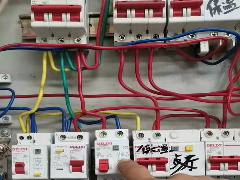 電路改造燈具安裝：開(kāi)始進(jìn)行房頂?shù)臏y(cè)量，進(jìn)行找中就是房間的正中，一般都有房屋基礎(chǔ)留的電線盒，但是他只是大概的中，需要我們進(jìn)行南北東西的測(cè)量找出房頂?shù)恼小艟叩墓潭ǖ鬃闹行呐c房頂找的中心重合，然后底座固定的點(diǎn)位就是固定螺栓的點(diǎn)位，然后打眼，打眼現(xiàn)在一般的重的燈（超過(guò)10斤）/客廳燈用鐵膨脹螺栓10號(hào)轉(zhuǎn)頭打眼；如果是比較輕的燈用塑料脹管即可8號(hào)轉(zhuǎn)頭打眼。將電線與頂上的電線接上，然后試一下效果，可以得話，將底座固定好后，將燈掛上完成。