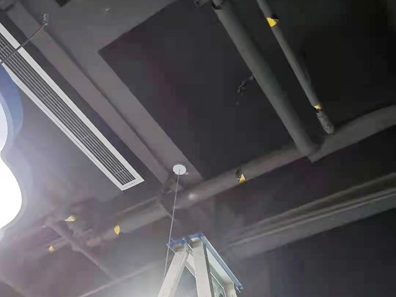 電路改造燈具安裝：開(kāi)始進(jìn)行房頂?shù)臏y(cè)量，進(jìn)行找中就是房間的正中，一般都有房屋基礎(chǔ)留的電線盒，但是他只是大概的中，需要我們進(jìn)行南北東西的測(cè)量找出房頂?shù)恼小艟叩墓潭ǖ鬃闹行呐c房頂找的中心重合，然后底座固定的點(diǎn)位就是固定螺栓的點(diǎn)位，然后打眼，打眼現(xiàn)在一般的重的燈（超過(guò)10斤）/客廳燈用鐵膨脹螺栓10號(hào)轉(zhuǎn)頭打眼；如果是比較輕的燈用塑料脹管即可8號(hào)轉(zhuǎn)頭打眼。將電線與頂上的電線接上，然后試一下效果，可以得話，將底座固定好后，將燈掛上完成。