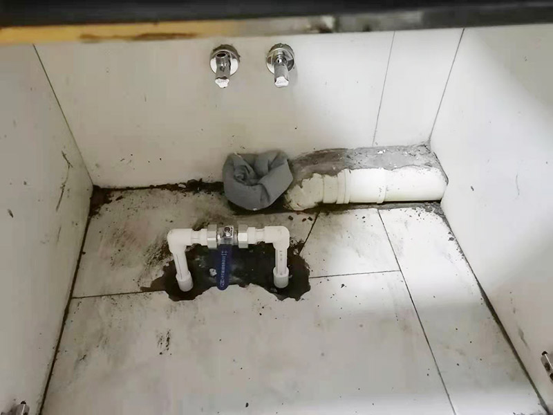 水槽下水管維修更換：首先，要檢查地板和屋頂是否有漏水的縫隙，廚衛(wèi)地面也要做蓄水相關的實驗，確定不漏水之后，再檢查水管及配件是否有破損、是否牢固。安裝溢水孔的下水管。溢水孔是避免水槽向外溢水的保護孔，所以要注意其與槽體銜接處的密封性，確保溢水孔的下水管自身不漏水。安裝整體的排水管。當遇到兩個過濾籃的水槽，且兩個下水管之間的距離有近遠，就需要對水管進行切割作業(yè)，要十分留意的是每個接口的密封性。