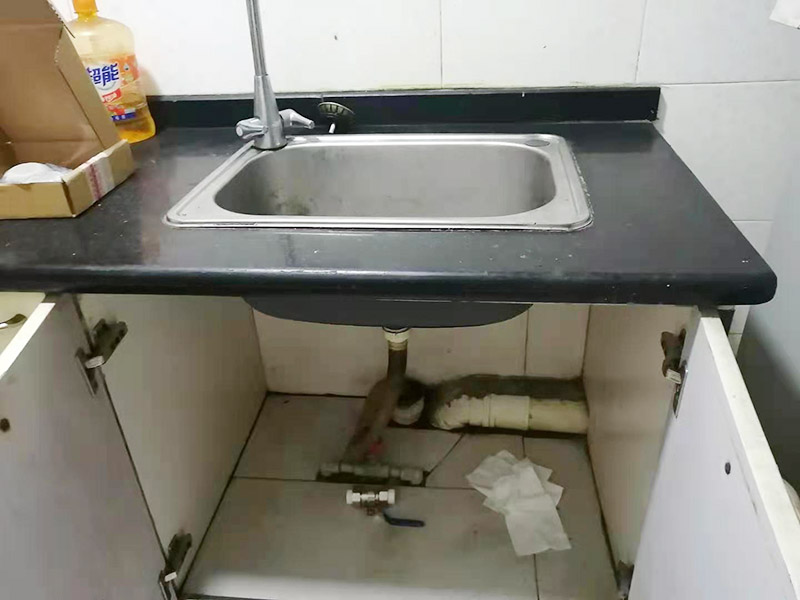 水槽下水管維修更換：首先，要檢查地板和屋頂是否有漏水的縫隙，廚衛(wèi)地面也要做蓄水相關的實驗，確定不漏水之后，再檢查水管及配件是否有破損、是否牢固。安裝溢水孔的下水管。溢水孔是避免水槽向外溢水的保護孔，所以要注意其與槽體銜接處的密封性，確保溢水孔的下水管自身不漏水。安裝整體的排水管。當遇到兩個過濾籃的水槽，且兩個下水管之間的距離有近遠，就需要對水管進行切割作業(yè)，要十分留意的是每個接口的密封性。