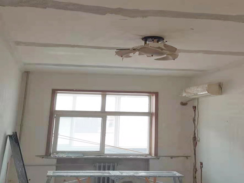 吊頂墻面翻新:在墻面翻新前，需要先將舊漆面鏟除干凈，之后在進行打磨，將墻面的浮沉雜物都清理干凈。如果墻面有凹凸不平的情況，要先用膩子修補，如果墻面出現空鼓的現象，也要將整面的墻皮進行鏟除，在做后續的處理?；鶎幼鐾旰螅枰獙⑹┕^域的家具物件移除，避免在翻新過程中，使家具受到損傷。 在刮膩子之前，先用尺子檢測一下墻面的平整度，在施工時，對不平整的地方進行多次涂刮，修補好不平整的區域。一般膩子刮兩遍即可，每次膩子刮完后要進行打磨，可以讓墻面更加光滑。膩子干透后，再對墻面進行油漆涂刷，底漆要先刷，施工力度要均勻，這樣漆膜厚度也相對一致，然后開始面漆施工，一定要讓漆面自然干透。