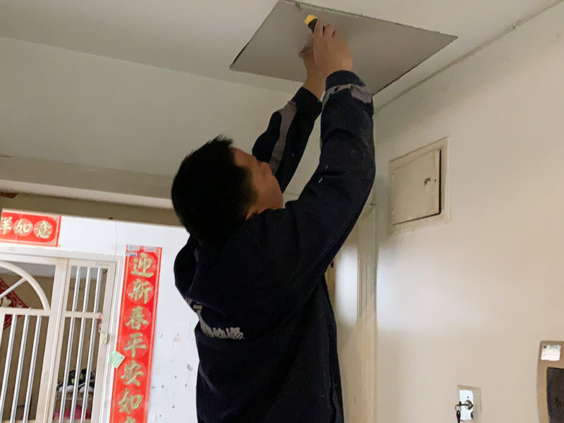頂面局部修補維修：墻面修補，一定要做好基層的處理，如果您家是二次裝修墻面時，沒有將以前的老墻的墻皮鏟除干凈，或者是只鏟除了表層的膩子，那么修補墻面時，是會遺留下高低不平的部分墻皮的，此后，要是接著上刷界面劑或者膩子，那么很可能就會導致新刷的墻面出現開裂的情況。舊房要是在長期使用中受到了來自外界的沖擊或者震動，是有可能造成局部墻面基層與墻體脫離的。