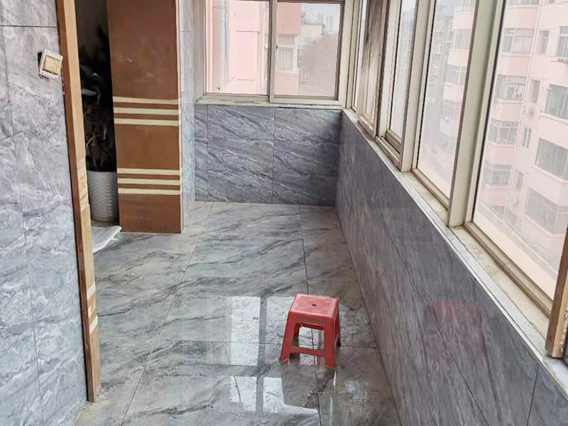 全屋瓷磚鋪貼：首先應除去基層表面的污垢，油漬，浮灰;除去基層上所有涂料層，膩子層;如果基層未能達到平整度要求，需對基層進行預先的找平處理。鋪貼瓷磚前需事先找好垂直線，以此為基準鋪貼的瓷磚高低均勻、垂直美觀;此外，施工前在墻體四周需彈出標高控制線，在地面彈出十字線，以控制地磚分隔尺寸。加水后將粘結劑漿料攪拌至潤滑均勻，無明顯塊狀或糊狀結塊，攪拌后的漿料靜置5-10分鐘后再稍加攪拌1-2分鐘即可使用。將瓷磚平整地鋪貼在基層上，使用橡膠錘將瓷磚拍實鋪平。施工過程中，可小幅度轉動瓷磚，使?jié){料與瓷磚背面充分接觸。