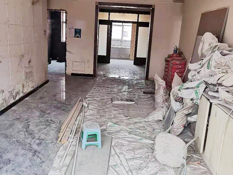 全屋瓷磚鋪貼：首先應除去基層表面的污垢，油漬，浮灰;除去基層上所有涂料層，膩子層;如果基層未能達到平整度要求，需對基層進行預先的找平處理。鋪貼瓷磚前需事先找好垂直線，以此為基準鋪貼的瓷磚高低均勻、垂直美觀;此外，施工前在墻體四周需彈出標高控制線，在地面彈出十字線，以控制地磚分隔尺寸。加水后將粘結劑漿料攪拌至潤滑均勻，無明顯塊狀或糊狀結塊，攪拌后的漿料靜置5-10分鐘后再稍加攪拌1-2分鐘即可使用。將瓷磚平整地鋪貼在基層上，使用橡膠錘將瓷磚拍實鋪平。施工過程中，可小幅度轉動瓷磚，使?jié){料與瓷磚背面充分接觸。