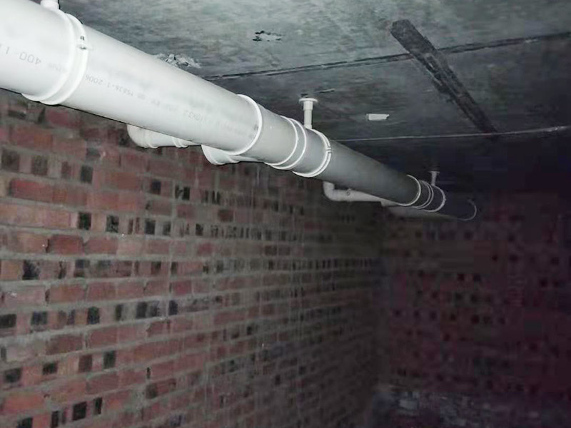 衛生間管道裝修:衛生間會設計到浴霸采暖，水管的入墻，燈的線路走線，等處理，其中為了便捷生活及增加空間，有些水電改造也少不了，在裝修過程中，衛生間可以細致的規劃一下。下水管道，需要做相應的隔音處理，因為當你在上廁所的時候上面的衛生間的聲音，你懂的，一般衛生間無論是塑料材質的下水粗的管道還是其它的材質都需要做相應的處理，避免噪聲煩擾。