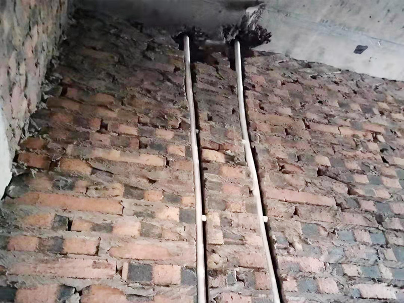 衛生間管道裝修:衛生間會設計到浴霸采暖，水管的入墻，燈的線路走線，等處理，其中為了便捷生活及增加空間，有些水電改造也少不了，在裝修過程中，衛生間可以細致的規劃一下。下水管道，需要做相應的隔音處理，因為當你在上廁所的時候上面的衛生間的聲音，你懂的，一般衛生間無論是塑料材質的下水粗的管道還是其它的材質都需要做相應的處理，避免噪聲煩擾。