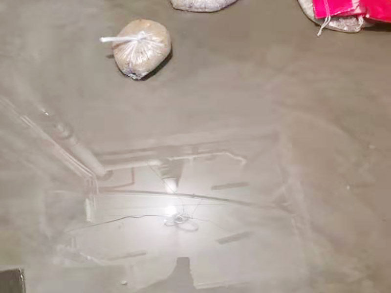 浴室防水閉水試驗：閉水試驗也叫蓄水試驗，要放滿水，水要有足夠容積。 蓄水試驗的蓄水深度應不小于20毫米，蓄水高度一般為30～40毫米，蓄水時間不得低于24小時，移步樓下，觀察樓下樓頂有無漏水現象，無漏水現象視為合格。 一般在屋面、衛生間或有防水要求的房間做此試驗。蓄水試驗的前期每1小時應到樓下檢查一次，后期每2～3小時到樓下檢查一次。若發現漏水情況，則應立即停止蓄水試驗，重新進行防水層完善處理，處理合格后再進行蓄水試驗。