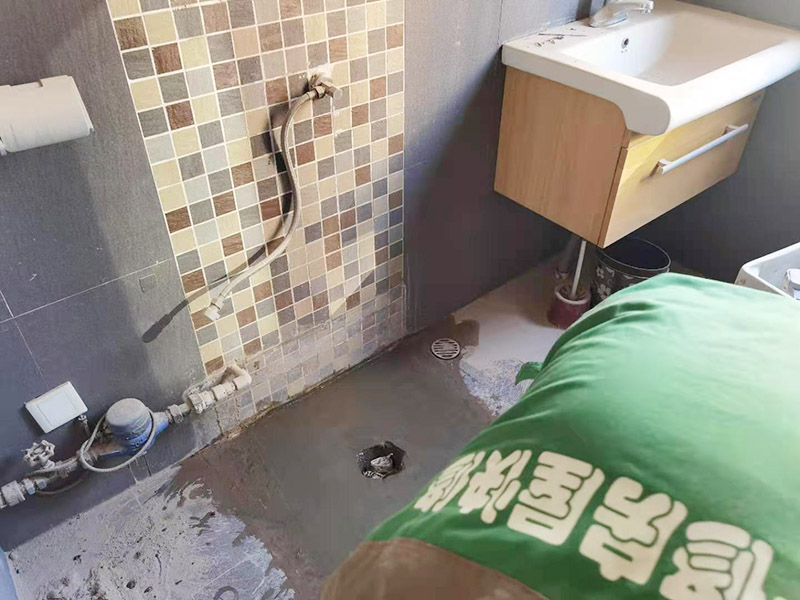 地面蹲便器改馬桶：首先關閉原先連通蹲便器的水閥，準備匹配的馬桶和相關的操作工具。將原本的蹲便器拆卸下來后，注意檢查下水管排水是否通暢，可以簡易的檢驗一下，裝滿一桶水倒入下水道觀察水流是否順暢，有無堵塞現象，如果存在堵塞，就必須先進行疏通。等到確認通暢時把下水管接長，直到地面足以安裝馬桶。蹲坑改馬桶，先測量下水口圓心至墻的距離。根據這個距離買馬桶。