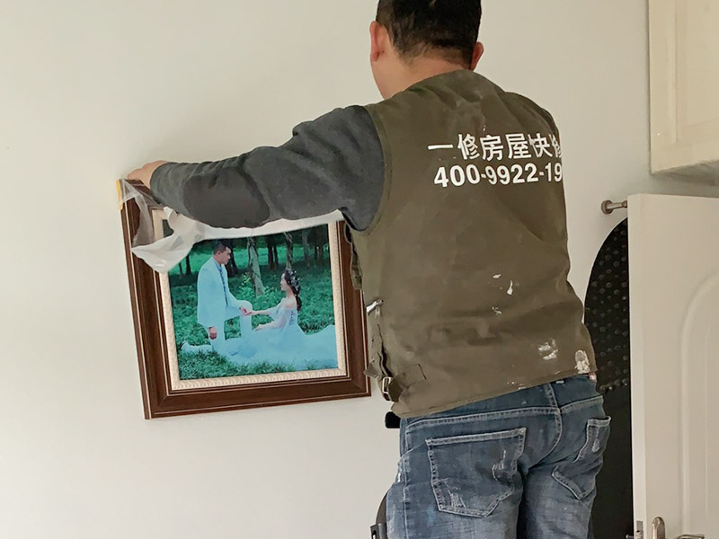 家具裝飾品成品保護(hù)：1、做好入戶門保護(hù) 　　各類裝修物料的進(jìn)場(chǎng)、建筑裝修垃圾的清理都必須經(jīng)過(guò)入戶門。在對(duì)物品進(jìn)行搬運(yùn)時(shí)，難免會(huì)與入戶門發(fā)生磕碰及摩擦。因此，在進(jìn)行成品保護(hù)時(shí)，我們首先要做好入戶門的保護(hù)。 　　建議，在裝修開(kāi)工前知道家具家電進(jìn)場(chǎng)，都應(yīng)當(dāng)使用成品保護(hù)膜將入戶門進(jìn)行包裹。 　　2、做好水電改造期間的成品保護(hù) 　　水電改造是基礎(chǔ)裝修，水電裝修的質(zhì)量好壞，直接決定著后期的施工和使用。因此，在進(jìn)行水電改造時(shí)，同樣需要做好成品保護(hù)工作。水電改造完成后，應(yīng)當(dāng)對(duì)各種管線進(jìn)行規(guī)范的固定，以防脫落;對(duì)裸露的線頭要進(jìn)行包裹，以防發(fā)生觸電的危險(xiǎn);做好地面裸線管的固定和保護(hù)，防止被踩壞。同時(shí)，在搬運(yùn)物料時(shí)，也不要破壞地面鋪設(shè)的管線。 　　3、做好瓷磚、地板的鋪貼保護(hù) 　　進(jìn)行裝修施工時(shí)，磁環(huán)邊鋪邊勾縫，在崗鋪設(shè)的瓷磚、地板上堆放雜物、走動(dòng)踩踏，地板沒(méi)有使用成品保護(hù)膜覆蓋等都會(huì)影響瓷磚及地板的鋪貼效果，使瓷磚出現(xiàn)施工質(zhì)量問(wèn)題。