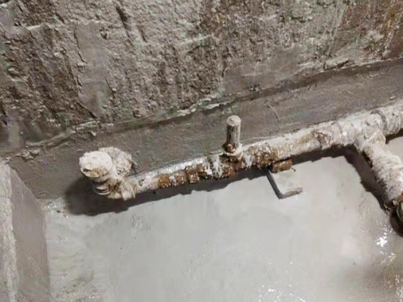 舊廁所拆除裝修：首先，拆除瓷磚時要用電，而電是從客廳臨時拉的，為了避免在施工過程中發生觸電的現象，將電拉進衛生間內。其次，舊房改造拆除瓷磚時可以用沖擊電鉆，這種工具方便快捷，可自由更換。但在使用前應檢查其是否靈活，可以通過空轉一分鐘的方法進行檢驗。用完之后及時進行清理。 磚應從下至上進行，在施工過程中對地面及時進行處理，以免因垃圾過多從而影響后面的工作。同時要處理好房內的防水層。拆除插座與水龍頭附近的瓷磚時應小心，以免損壞水電設備。為了加快房屋翻新的進度，在拆完衛生間瓷磚后應立即將現場的雜物處理干凈。
