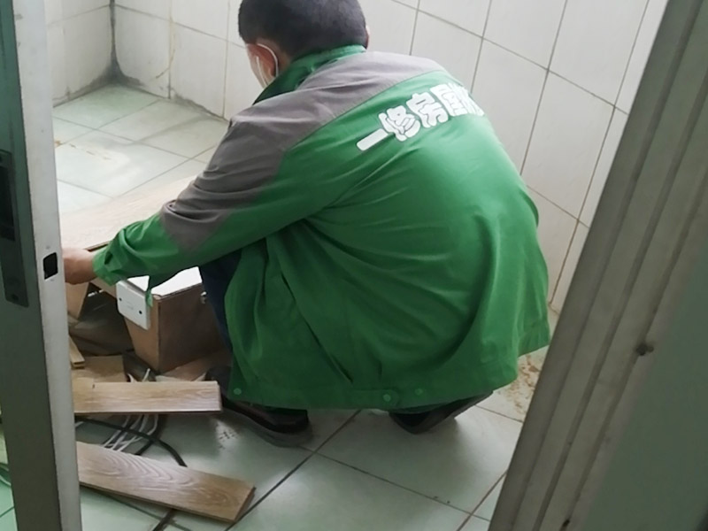 舊廁所拆除裝修：首先，拆除瓷磚時要用電，而電是從客廳臨時拉的，為了避免在施工過程中發生觸電的現象，將電拉進衛生間內。其次，舊房改造拆除瓷磚時可以用沖擊電鉆，這種工具方便快捷，可自由更換。但在使用前應檢查其是否靈活，可以通過空轉一分鐘的方法進行檢驗。用完之后及時進行清理。 磚應從下至上進行，在施工過程中對地面及時進行處理，以免因垃圾過多從而影響后面的工作。同時要處理好房內的防水層。拆除插座與水龍頭附近的瓷磚時應小心，以免損壞水電設備。為了加快房屋翻新的進度，在拆完衛生間瓷磚后應立即將現場的雜物處理干凈。