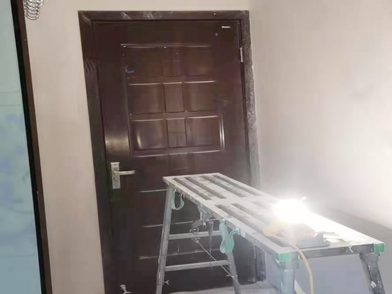 墻面刷新烤燈處理：施工前用塑料保護膜將室內的地板覆蓋、家居包裹、電源插座覆蓋；并用膠帶貼牢。對基層原有涂層應視不同情況區別對待：疏松、起殼、脆裂的舊涂層應將其鏟除;粘附牢固的舊涂層用砂紙打毛;不耐水的涂層應全部鏟除。清除基層表面塵土和其它粘附物。較大的凹陷應用聚合物水泥砂漿抹平。并待其干燥。較小的孔洞、裂縫用水泥乳膠膩子修補。 墻面泛堿起霜時用硫酸鋅溶液或稀鹽酸溶液刷洗，油污用洗滌劑清洗，最后再用清水洗凈。