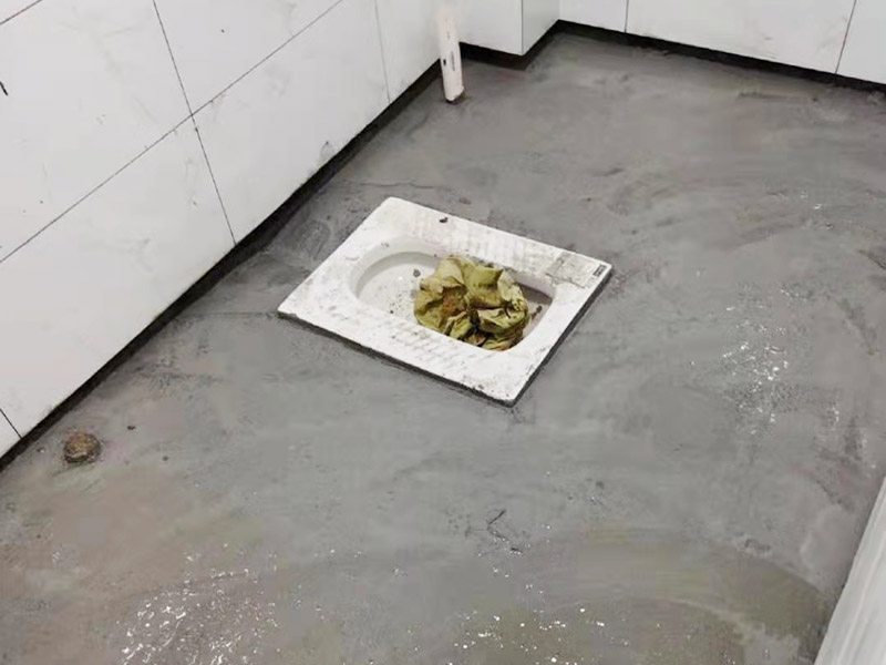 衛生間防水找平：鏟除原有的墻磚和地磚，這個步驟主要是針對老房二次裝修的，如果是新房可以跳過這個步驟，一般使用灰刀就可以，刮板也可以將原有的地磚鏟除掉。衛生間的防水通常是水電改完后進行的，所以做防水前一定要封堵好下水管道，以免堵塞，小型的水管采用管用螺母封堵，大型的下水管道（如馬桶下水管道）采用pvc纏繞膜進行封堵。找平為地面抹灰處理，灰漿水泥和沙子的比例為1:2.5-1:3之間，注意，找平的厚度不要超過3cm。水平和垂直的誤差要控制在5mm以內。 首先墻面將水電改造開槽用水泥封堵基層清理，細部附加層施工，在管根、地漏、陰陽角、等容易漏水的薄弱部位均勻涂刷，涂刷防水涂料兩遍，縱向橫向各涂刷一遍，做保護層，待防水干燥后放水做48小時閉水試驗。