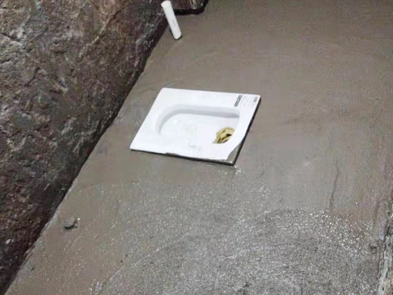 衛生間防水找平：鏟除原有的墻磚和地磚，這個步驟主要是針對老房二次裝修的，如果是新房可以跳過這個步驟，一般使用灰刀就可以，刮板也可以將原有的地磚鏟除掉。衛生間的防水通常是水電改完后進行的，所以做防水前一定要封堵好下水管道，以免堵塞，小型的水管采用管用螺母封堵，大型的下水管道（如馬桶下水管道）采用pvc纏繞膜進行封堵。找平為地面抹灰處理，灰漿水泥和沙子的比例為1:2.5-1:3之間，注意，找平的厚度不要超過3cm。水平和垂直的誤差要控制在5mm以內。 首先墻面將水電改造開槽用水泥封堵基層清理，細部附加層施工，在管根、地漏、陰陽角、等容易漏水的薄弱部位均勻涂刷，涂刷防水涂料兩遍，縱向橫向各涂刷一遍，做保護層，待防水干燥后放水做48小時閉水試驗。