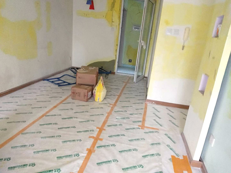 全屋墻面翻新裝修：在墻面翻新前，需要先將舊漆面鏟除干凈，之后在進(jìn)行打磨，將墻面的浮沉雜物都清理干凈。如果墻面有凹凸不平的情況，要先用膩?zhàn)有扪a(bǔ)，如果墻面出現(xiàn)空鼓的現(xiàn)象，也要將整面的墻皮進(jìn)行鏟除，在做后續(xù)的處理。基層做完后，需要將施工區(qū)域的家具物件移除，避免在翻新過程中，使家具受到損傷。 刮膩?zhàn)又埃扔贸咦訖z測(cè)一下墻面的平整度，在施工時(shí)，對(duì)不平整的地方進(jìn)行多次涂刮，修補(bǔ)好不平整的區(qū)域。一般膩?zhàn)庸蝺杀榧纯桑看文佔(zhàn)庸瓮旰笠M(jìn)行打磨，可以讓墻面更加光滑。 膩?zhàn)痈赏负螅賹?duì)墻面進(jìn)行油漆涂刷，底漆要先刷，施工力度要均勻，這樣漆膜厚度也相對(duì)一致，然后開始面漆施工，一定要讓漆面自然干透。