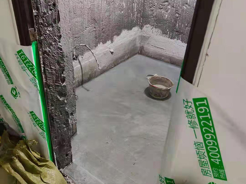 浴室防水成品保護(hù)：衛(wèi)生間洗浴時會濺水到鄰近的墻上，如沒有防水層的保護(hù)，隔壁墻和對頂角墻易潮濕發(fā)生霉變。所以一定要在鋪墻面瓷磚之前，做好墻面防水，一般防水處理中墻面要做30厘米高的防水處理，但是非承重的輕體墻，就要將整面墻做防水，至少也要做到1.8米高。 在鋪地磚之前，就一定要做好防水工程；在瓷磚鋪設(shè)之后，要保證磚面有一個泄水坡度(一般以1%左右為宜)，坡度朝向地漏，有利于廢水排放。 為了有好的防水效果，防水涂料一定要涂刷三遍，單組分環(huán)保型聚氨酯涂料的干透期在3~4天左右，如果在陰雨天涂刷防水材料，防水