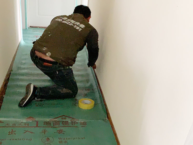 走廊地面成品保護：成品 保護的目的 為加快先進技術(shù)與現(xiàn)代管理方法和手段在項目的運用，努力降低成本，提高工程質(zhì)量，確保全面實現(xiàn)對業(yè)主的承諾。施工現(xiàn)場隨著施工進行，成品保護工作顯得尤為重要，做好成品保護工作，是在施工過程中要對已完工分項進行保護，否則一旦造成損壞，將會增加修復(fù)工作，帶來工、料浪費、工期拖延及經(jīng)濟損失。因此成品保護是施工管理重要組織部分，是保證施工生產(chǎn)順利進行的主要環(huán)節(jié)。