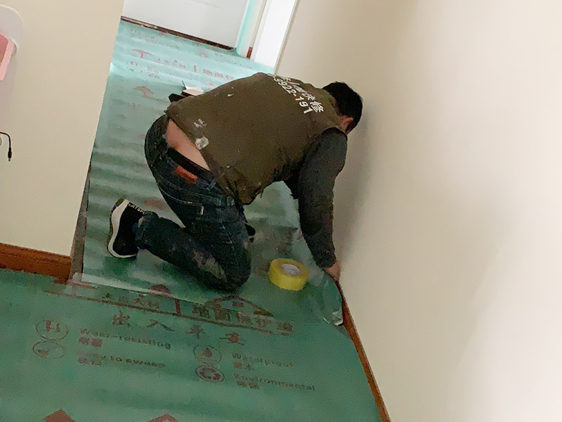 走廊地面成品保護：成品 保護的目的 為加快先進技術(shù)與現(xiàn)代管理方法和手段在項目的運用，努力降低成本，提高工程質(zhì)量，確保全面實現(xiàn)對業(yè)主的承諾。施工現(xiàn)場隨著施工進行，成品保護工作顯得尤為重要，做好成品保護工作，是在施工過程中要對已完工分項進行保護，否則一旦造成損壞，將會增加修復(fù)工作，帶來工、料浪費、工期拖延及經(jīng)濟損失。因此成品保護是施工管理重要組織部分，是保證施工生產(chǎn)順利進行的主要環(huán)節(jié)。