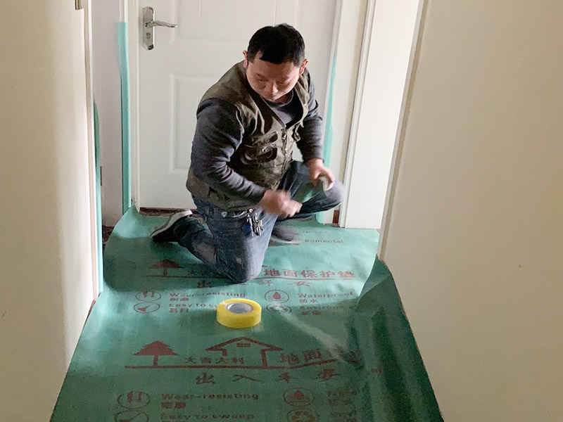 走廊地面成品保護：成品 保護的目的 為加快先進技術(shù)與現(xiàn)代管理方法和手段在項目的運用，努力降低成本，提高工程質(zhì)量，確保全面實現(xiàn)對業(yè)主的承諾。施工現(xiàn)場隨著施工進行，成品保護工作顯得尤為重要，做好成品保護工作，是在施工過程中要對已完工分項進行保護，否則一旦造成損壞，將會增加修復(fù)工作，帶來工、料浪費、工期拖延及經(jīng)濟損失。因此成品保護是施工管理重要組織部分，是保證施工生產(chǎn)順利進行的主要環(huán)節(jié)。