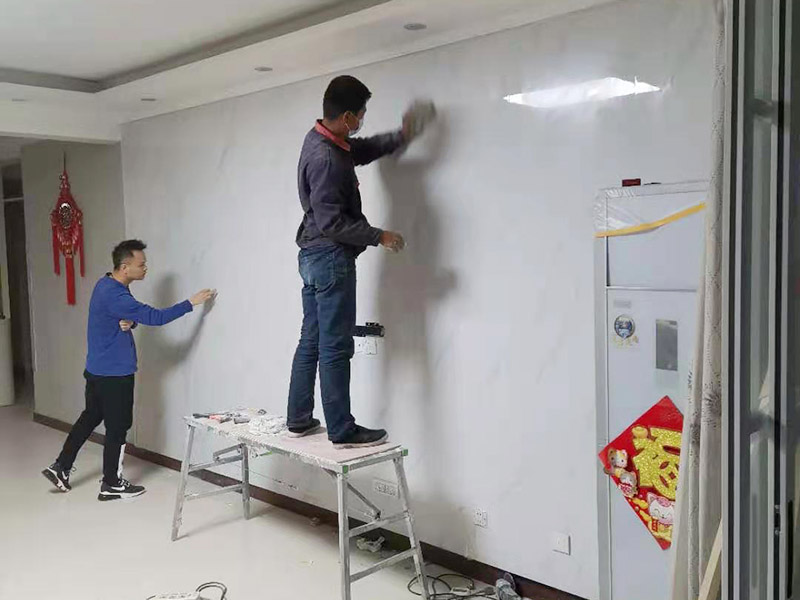 墻磚翻新成品保護(hù)：瓷磚、地板的鋪裝，也屬于基礎(chǔ)裝修的部分，經(jīng)常發(fā)現(xiàn)瓷磚施工時和施工后都沒有做成品保護(hù)工作，具體的表現(xiàn)有：瓷磚邊鋪邊勾縫，在剛鋪的瓷磚、地板上堆放雜物、剛鋪的瓷磚就在上面走動踩踏，地面瓷磚、地板沒有使用成品保護(hù)膜覆蓋等，這些都會影響瓷磚的鋪貼效果，造成瓷磚的施工質(zhì)量問題。 1、墻地面瓷磚，在鋪貼未干固的情況下，不要急于勾縫，以免人為地造成瓷磚松動、高低不平，影響施工效果。 2、地面瓷磚干固前，不要在上面走動、堆放雜物，以免造成瓷磚松動、高低不平。 3、地面瓷磚鋪貼完后，好使用成品保護(hù)膜覆蓋磚面，既可以防止裝修時的沙子磨傷地面，同時也能有效地防止油漆涂料等有色液體滴落磚面，造成地面污染。