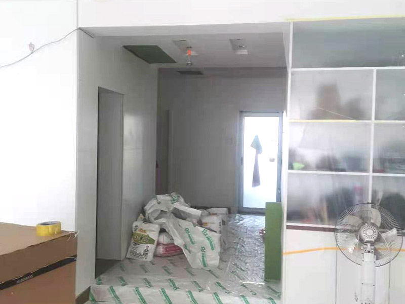 墻磚翻新成品保護(hù)：瓷磚、地板的鋪裝，也屬于基礎(chǔ)裝修的部分，經(jīng)常發(fā)現(xiàn)瓷磚施工時和施工后都沒有做成品保護(hù)工作，具體的表現(xiàn)有：瓷磚邊鋪邊勾縫，在剛鋪的瓷磚、地板上堆放雜物、剛鋪的瓷磚就在上面走動踩踏，地面瓷磚、地板沒有使用成品保護(hù)膜覆蓋等，這些都會影響瓷磚的鋪貼效果，造成瓷磚的施工質(zhì)量問題。 1、墻地面瓷磚，在鋪貼未干固的情況下，不要急于勾縫，以免人為地造成瓷磚松動、高低不平，影響施工效果。 2、地面瓷磚干固前，不要在上面走動、堆放雜物，以免造成瓷磚松動、高低不平。 3、地面瓷磚鋪貼完后，好使用成品保護(hù)膜覆蓋磚面，既可以防止裝修時的沙子磨傷地面，同時也能有效地防止油漆涂料等有色液體滴落磚面，造成地面污染。