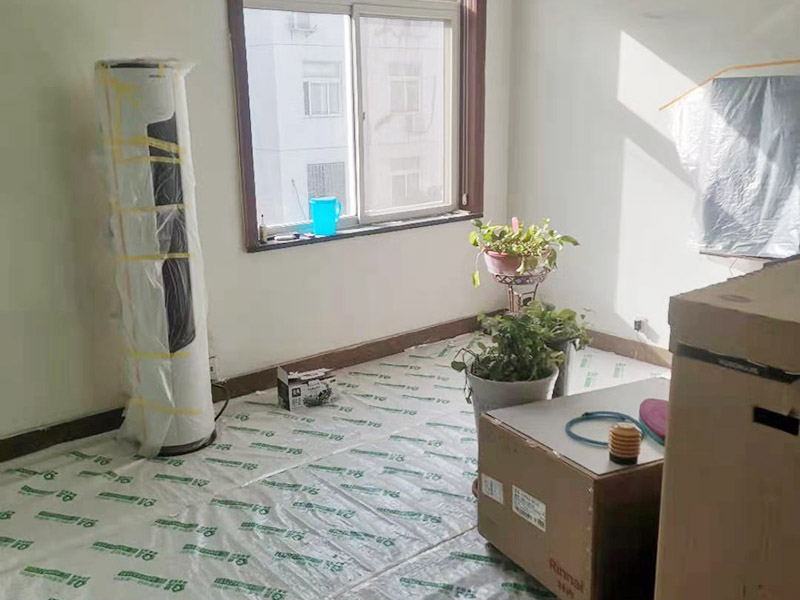鏟墻皮成品保護(hù)：首先要將墻面全部用水浸濕，一般會使用滾輪將墻面滾一遍水，在要鏟的地方不斷地滾動，這樣大約過十幾分鐘，就開始用鏟子鏟剛才滾濕的地方。要一層一層地鏟，這當(dāng)中可能會遇到乳膠漆層，或者膠水層，還有膩?zhàn)訉?。如果碰到了一些防水膩?zhàn)硬缓门脑捑托枰蚰C(jī)了。