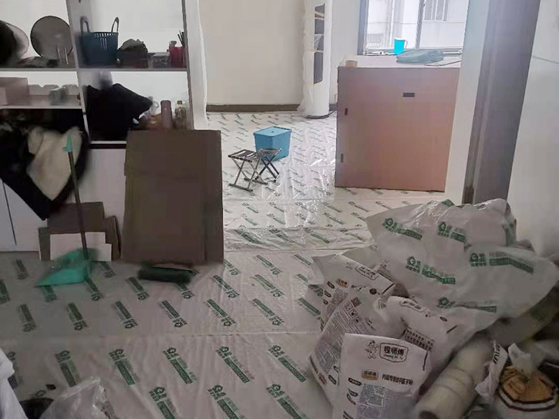 鏟墻皮成品保護(hù)：首先要將墻面全部用水浸濕，一般會使用滾輪將墻面滾一遍水，在要鏟的地方不斷地滾動，這樣大約過十幾分鐘，就開始用鏟子鏟剛才滾濕的地方。要一層一層地鏟，這當(dāng)中可能會遇到乳膠漆層，或者膠水層，還有膩?zhàn)訉?。如果碰到了一些防水膩?zhàn)硬缓门脑捑托枰蚰C(jī)了。