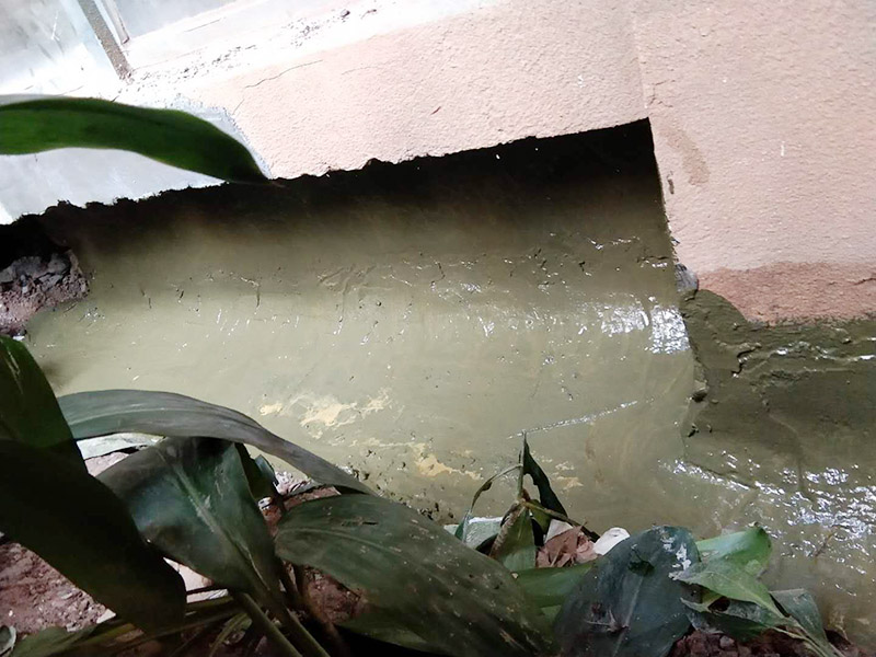 水溝刷防水維修：鋪設柔性防水層，選擇涂料或卷材都可以。其施工條件要求基面含水率不大于9%，所以適宜在天氣炎熱且連晴5天以后的夏季施工。完工后，應做蓄水實驗。如做涂料防水，以一布兩涂為例：清理干凈基層后，滿刷一遍涂料，干燥成膜后，鋪設一層玻纖布胎體增強材料，并在已展平的表面上滿刷一層涂料固定，干燥后進行下一遍涂料施工。防水涂膜的總厚度應在3毫米以上。如做防水卷材施工，清理干凈基層后，在卷材反面和基層刷粘結膠，按彈好的基準線由遠而近的粘貼、輥壓，最后做接縫收頭檢查處理。