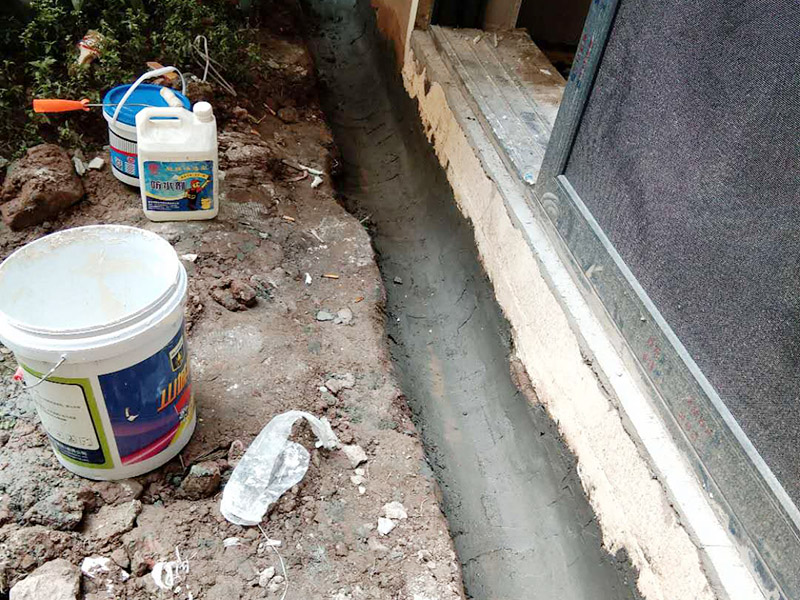 水溝刷防水維修：鋪設柔性防水層，選擇涂料或卷材都可以。其施工條件要求基面含水率不大于9%，所以適宜在天氣炎熱且連晴5天以后的夏季施工。完工后，應做蓄水實驗。如做涂料防水，以一布兩涂為例：清理干凈基層后，滿刷一遍涂料，干燥成膜后，鋪設一層玻纖布胎體增強材料，并在已展平的表面上滿刷一層涂料固定，干燥后進行下一遍涂料施工。防水涂膜的總厚度應在3毫米以上。如做防水卷材施工，清理干凈基層后，在卷材反面和基層刷粘結膠，按彈好的基準線由遠而近的粘貼、輥壓，最后做接縫收頭檢查處理。