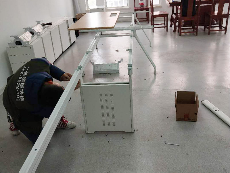 房屋局部改造裝修:一是開裂剝落，因?yàn)槟甏丫茫瑝γ姹韺永匣兇?，?dāng)然也有使用劣質(zhì)涂料導(dǎo)致這種問題發(fā)生。 二是發(fā)霉，常見于比較潮濕的地方，墻體等部位一旦發(fā)霉，以前的石膏底可能由于水汽都有空鼓脫殼。 三是粉化，施工溫度低、墻粉稀釋過量、施工涂層太薄、沒有使用底漆、底材疏松等，都可能導(dǎo)致粉。 四是光澤上升，頻繁的擦洗、物體擦過墻面、涂料耐擦洗性能差都會(huì)導(dǎo)致墻面被打磨光滑，使表面光澤度增加。
