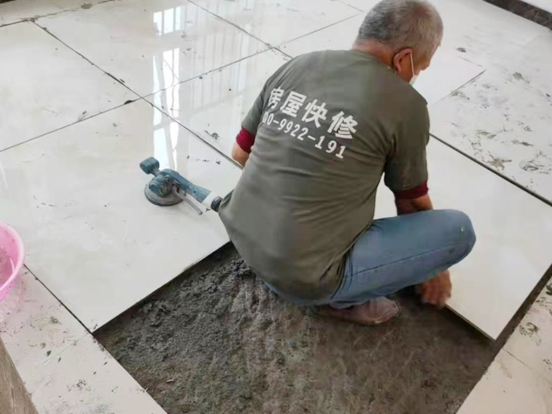 客廳地磚鋪貼：室內地面的基層一定要處理干凈，如果有高低不平的地方要先鑿平與修補，基層要清潔好，不能夠有砂漿、白灰砂漿灰、油漬等，同時用水濕潤地面。如果鋪貼的是瓷質磚，那一定要安放好標準塊，將其安放在十字線的交點，對角安裝。在進行鋪裝操作的時候要每行依次的掛線，瓷質磚地面鋪裝后的養護十分重要，在安裝24小時之后一定要灑水進行養護，等鋪貼完成之后要覆蓋鋸末養護。瓷磚一定要浸水陰干，避免影響到凝結櫻花，導致發生空鼓和起殼等問題，鋪貼完成之后的2到3天內不能夠踩踏。