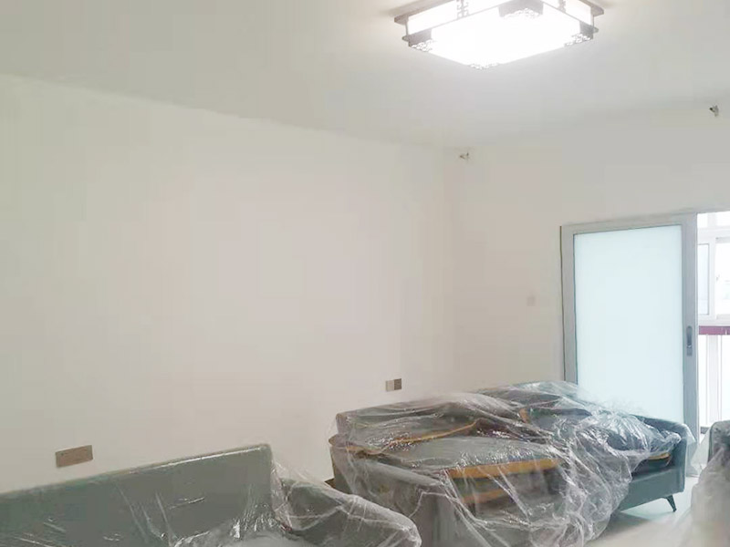 墻面翻新裝修：墻面如果出現(xiàn)細微白色粉末，說明墻內(nèi)鹽分在析出，這時候建議大家可以用尼龍刷或鐵刷將其刷除，在觀察幾天，確定不再有白色粉末析出，且待水泥墻面干燥磨平，便可上漆。若水泥墻表面白色粉末多且不斷析出，將其清理后，可先上一道墻面底漆，預(yù)防日后鹽分侵蝕，形成壁癌。也不要在三個月內(nèi)使用油性涂料或不透水的壁紙涂刷或裝修。用批土刀來修整墻體的表面，有的墻面會出現(xiàn)污漬、開裂、起泡等現(xiàn)象，都要及時做處理。墻面涂刷的時候應(yīng)該先從頂部開始再往下刷，否則會造成油漆滴落弄花已完成的墻面。
