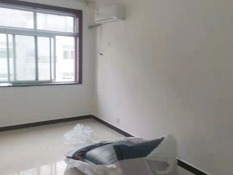 墻面翻新裝修：墻面如果出現(xiàn)細微白色粉末，說明墻內(nèi)鹽分在析出，這時候建議大家可以用尼龍刷或鐵刷將其刷除，在觀察幾天，確定不再有白色粉末析出，且待水泥墻面干燥磨平，便可上漆。若水泥墻表面白色粉末多且不斷析出，將其清理后，可先上一道墻面底漆，預(yù)防日后鹽分侵蝕，形成壁癌。也不要在三個月內(nèi)使用油性涂料或不透水的壁紙涂刷或裝修。用批土刀來修整墻體的表面，有的墻面會出現(xiàn)污漬、開裂、起泡等現(xiàn)象，都要及時做處理。墻面涂刷的時候應(yīng)該先從頂部開始再往下刷，否則會造成油漆滴落弄花已完成的墻面。