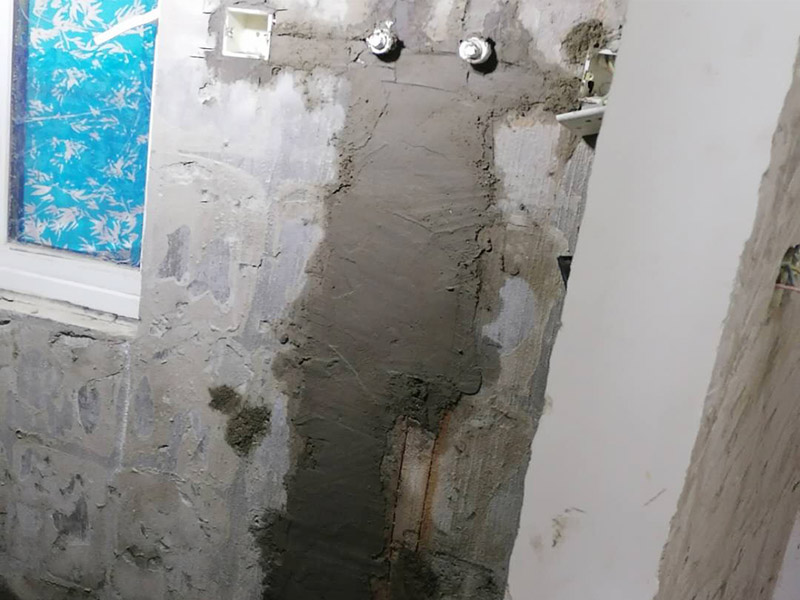 墻內水管安裝維修：首先要根據自己家里的衛生間的布局,確定墻排馬桶的安裝位置,再弄好排水管。整個隱蔽式水箱的安裝過程相對來說是簡單的,整個過程大約6個小時就可以了。為了安裝入墻水管過程中不必要的浪費行為，安裝人員應量好所需管材的長度進行切割。管材切割采用專用管剪切斷，管剪刀片卡口應調整到與所切割管徑相符，旋轉切斷時應均勻加力，斷管時，斷面應同管軸線垂直，切斷后，斷口整圓截面無毛刺。