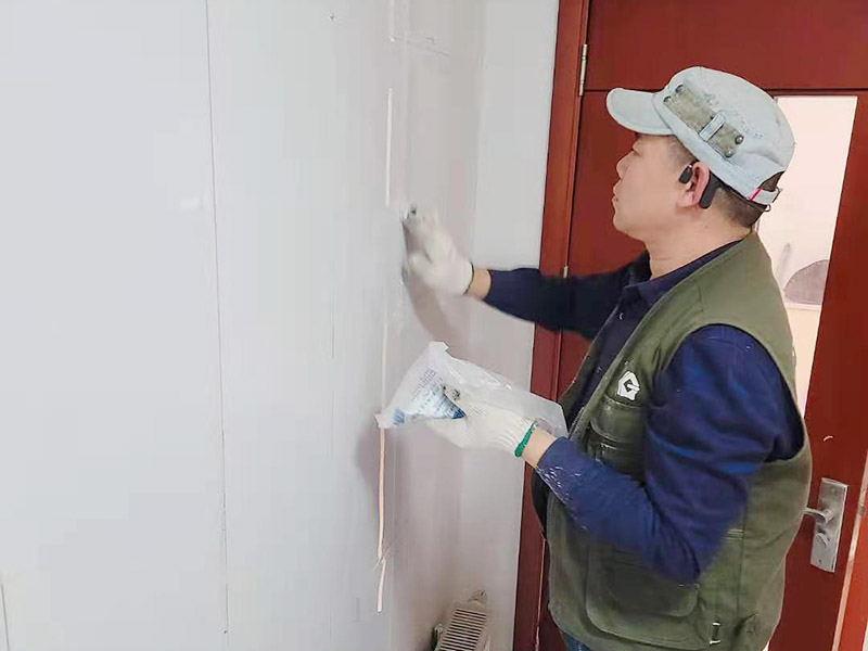 墻磚起翹維修：當瓷磚起翹了我們要將其他的瓷磚全部都拆卸下來，并且要保證瓷磚底下的基層干凈干燥，接著根據相應的比例調和水泥和黃沙。 在攪拌的時候可以利用攪拌泵將兩者攪拌均勻，鋪設地磚的水泥應該要用425以上的水泥沙子，選擇粗紗根據1:2的比例進行調配，同時要預留一毫米的伸縮縫。 接著將攪拌好的材料倒入空格中鋪上一層攪拌好的砂漿，厚度按照周圍的程度為基準，避免出現鋪設過高或者過低的情況，最后再將瓷磚放上去，輕輕的壓實，直到和周圍一個高度就行了。