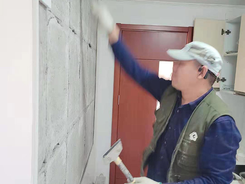 墻磚起翹維修：當瓷磚起翹了我們要將其他的瓷磚全部都拆卸下來，并且要保證瓷磚底下的基層干凈干燥，接著根據相應的比例調和水泥和黃沙。 在攪拌的時候可以利用攪拌泵將兩者攪拌均勻，鋪設地磚的水泥應該要用425以上的水泥沙子，選擇粗紗根據1:2的比例進行調配，同時要預留一毫米的伸縮縫。 接著將攪拌好的材料倒入空格中鋪上一層攪拌好的砂漿，厚度按照周圍的程度為基準，避免出現鋪設過高或者過低的情況，最后再將瓷磚放上去，輕輕的壓實，直到和周圍一個高度就行了。