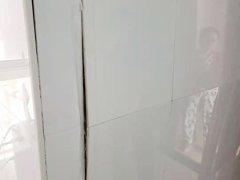 墻磚起翹維修：當瓷磚起翹了我們要將其他的瓷磚全部都拆卸下來，并且要保證瓷磚底下的基層干凈干燥，接著根據相應的比例調和水泥和黃沙。 在攪拌的時候可以利用攪拌泵將兩者攪拌均勻，鋪設地磚的水泥應該要用425以上的水泥沙子，選擇粗紗根據1:2的比例進行調配，同時要預留一毫米的伸縮縫。 接著將攪拌好的材料倒入空格中鋪上一層攪拌好的砂漿，厚度按照周圍的程度為基準，避免出現鋪設過高或者過低的情況，最后再將瓷磚放上去，輕輕的壓實，直到和周圍一個高度就行了。