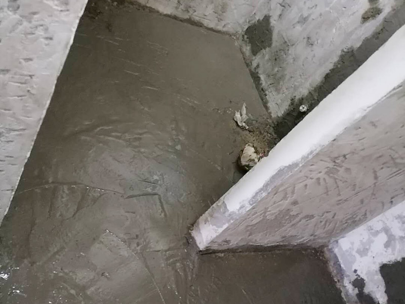 衛生間防水維修: 鏟除原有的墻磚和地磚，這個步驟主要是針對老房二次裝修的，如果是新房可以跳過這個步驟，一般使用灰刀就可以，刮板也可以將原有的地磚鏟除掉。墻面將水電改造開槽用水泥封堵基層清理，細部附加層施工，在管根、地漏、陰陽角、等容易漏水的薄弱部位均勻涂刷，涂刷防水涂料兩遍，縱向橫向各涂刷一遍，做保護層，待防水干燥后放水做48小時閉水試驗。
