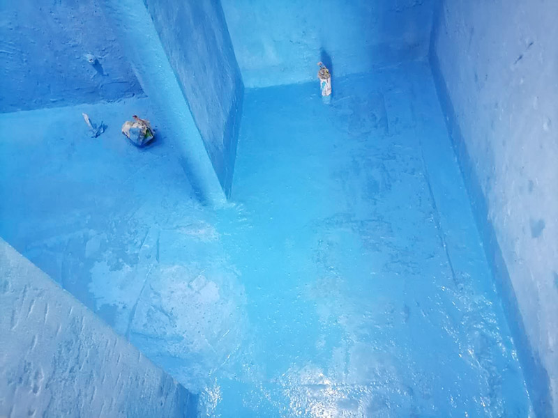 衛生間防水維修: 鏟除原有的墻磚和地磚，這個步驟主要是針對老房二次裝修的，如果是新房可以跳過這個步驟，一般使用灰刀就可以，刮板也可以將原有的地磚鏟除掉。墻面將水電改造開槽用水泥封堵基層清理，細部附加層施工，在管根、地漏、陰陽角、等容易漏水的薄弱部位均勻涂刷，涂刷防水涂料兩遍，縱向橫向各涂刷一遍，做保護層，待防水干燥后放水做48小時閉水試驗。