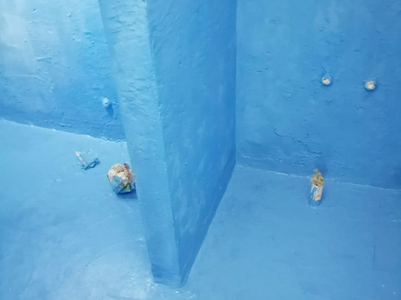 衛生間防水維修: 鏟除原有的墻磚和地磚，這個步驟主要是針對老房二次裝修的，如果是新房可以跳過這個步驟，一般使用灰刀就可以，刮板也可以將原有的地磚鏟除掉。墻面將水電改造開槽用水泥封堵基層清理，細部附加層施工，在管根、地漏、陰陽角、等容易漏水的薄弱部位均勻涂刷，涂刷防水涂料兩遍，縱向橫向各涂刷一遍，做保護層，待防水干燥后放水做48小時閉水試驗。